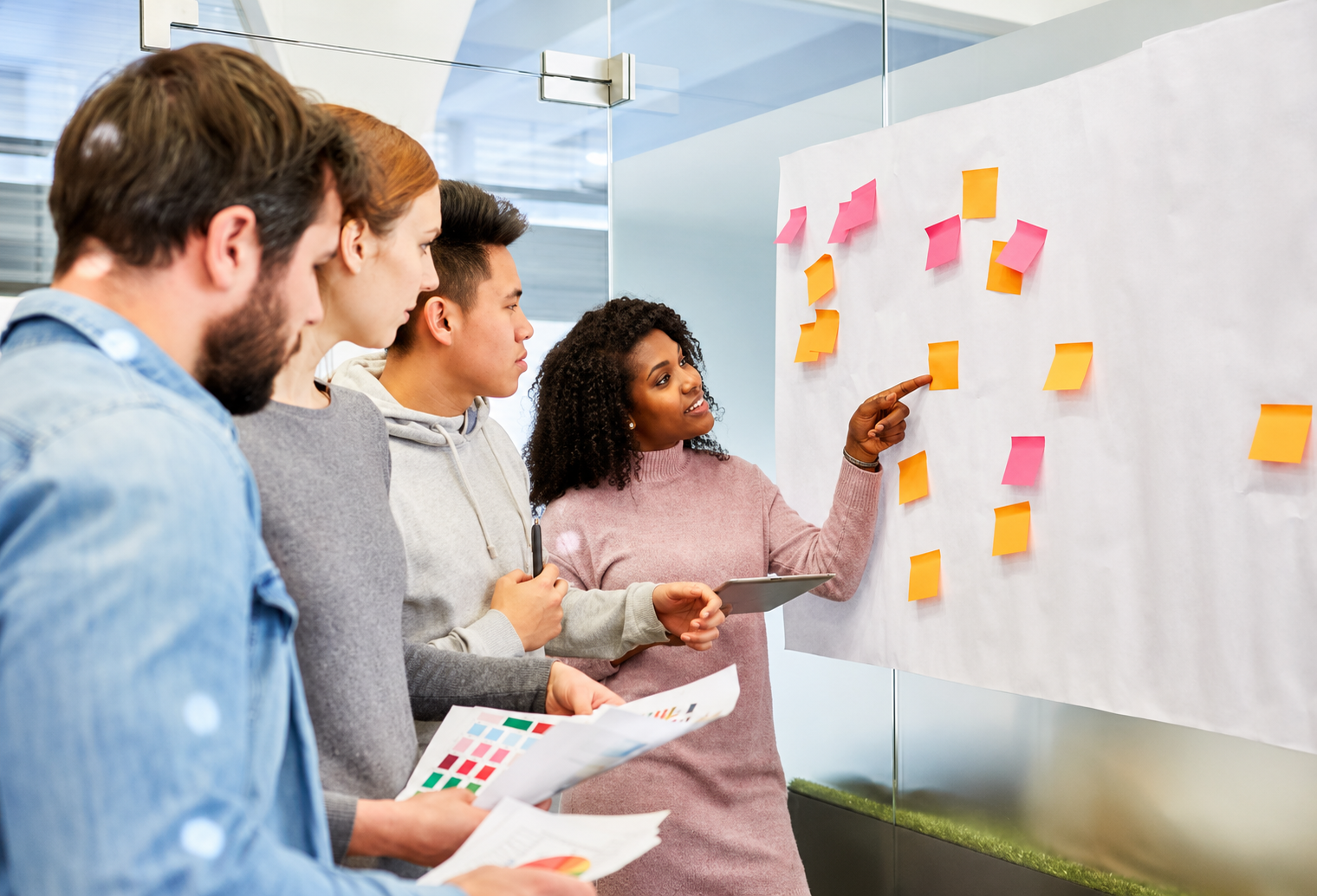 Smart Learn consultants mapping an end-to-end business workflow with frontline staff using sticky notes on a whiteboard